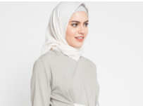 foto wanita memakai hijab abu abu muda
